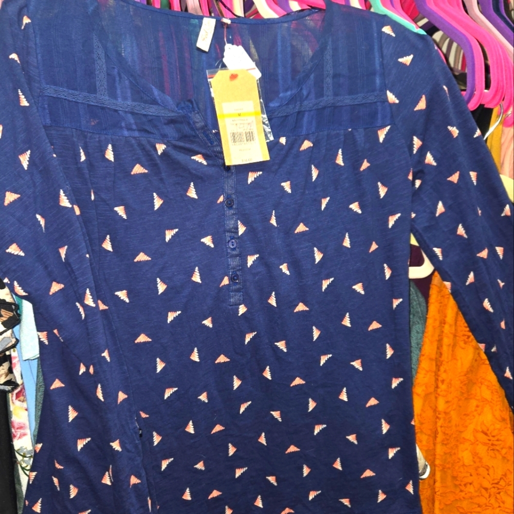 🟢NWT Red Camel Top💙